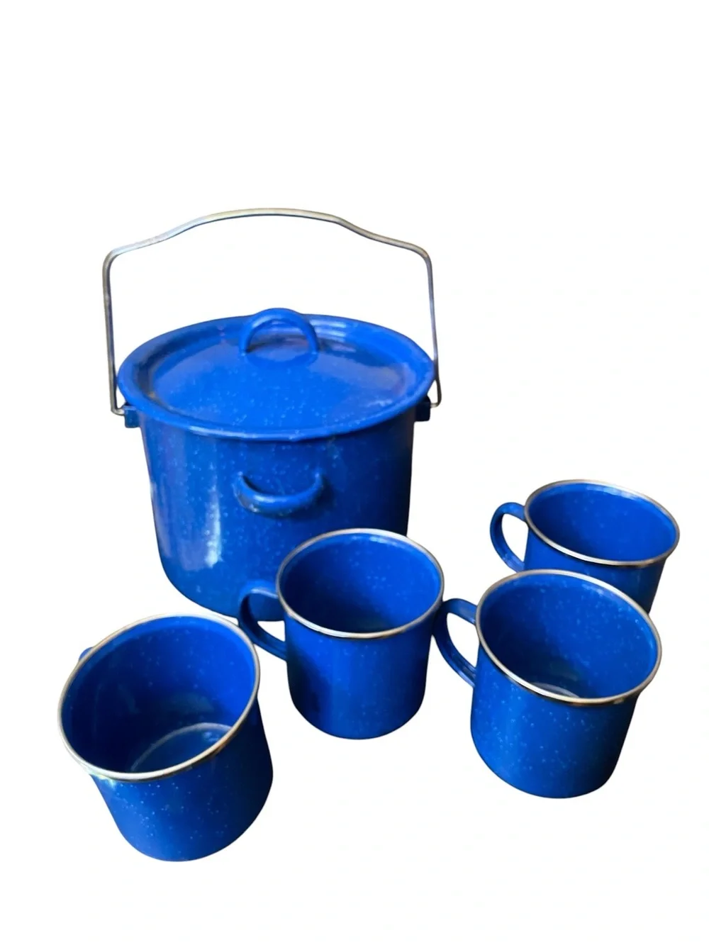 VINTAGE BULE SPECKLED ENAMEL WEAR BUCKET W/ METAL HANDEL AND 4 MUGS